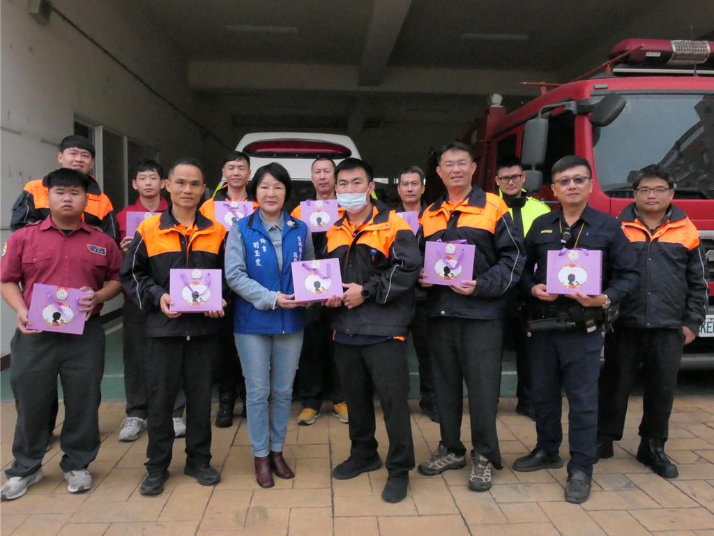 2度拒絕就醫!獨居男全身沾排泄物 警消不顧髒污清創送醫