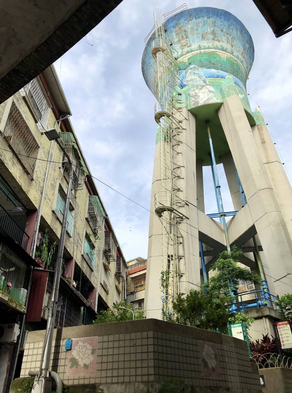 華江整宅外形酷似飛碟的超大型水塔。(施景耀 攝)