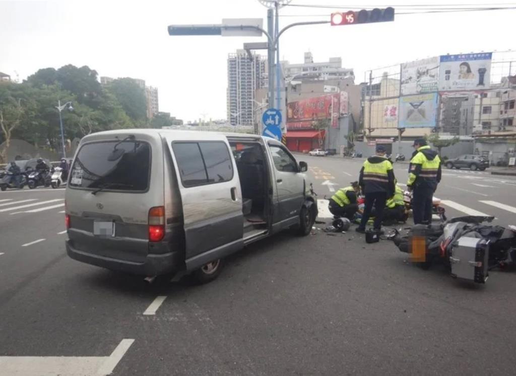 台中市大里區鄭姓男子清晨7時1分時駕駛廂型車沿環中東路六段左轉德芳南路，與對向直行、由紀姓男子（29歲）騎乘的機車撞上。（民眾提供／李京昇台中傳真）