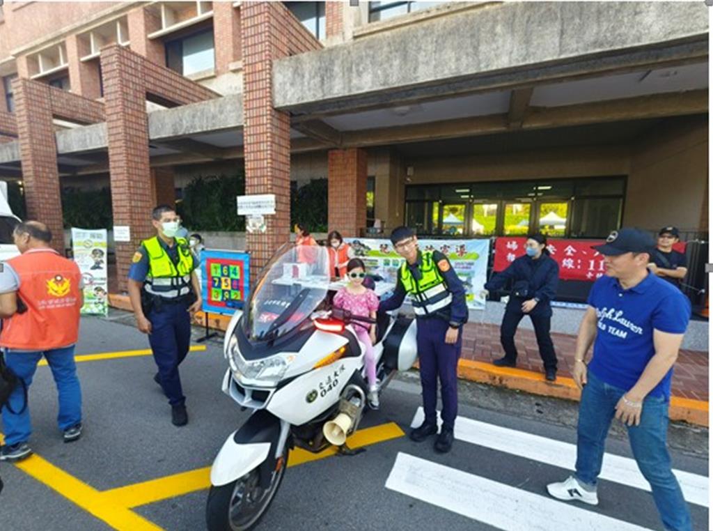 台北美國學校校慶 士林警出動警用大型重機超吸睛