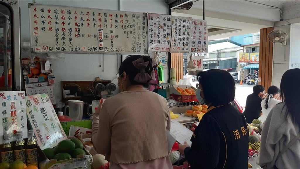 台南水果店果汁「價格1日3變」 每杯都破200元 消保官出手了
