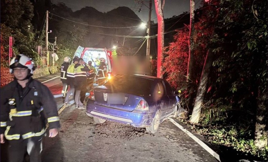 石碇106縣道自撞路樹 7旬駕駛疑酒駕肇事