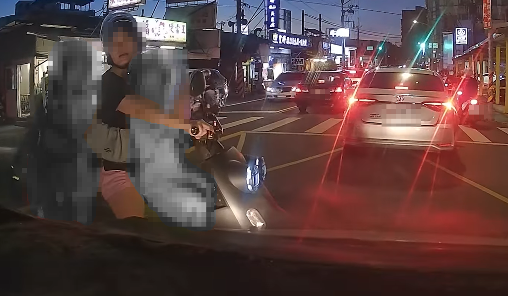 險撞3貼機車被怨「未禮讓左轉車」 他困惑：綠燈不能往前？