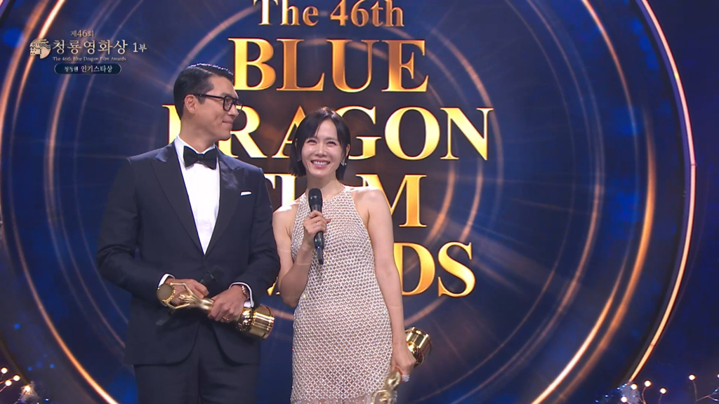 青龍獎》甜慘了！玄彬同框孫藝珍一起拿獎　羞喊：今天很幸福