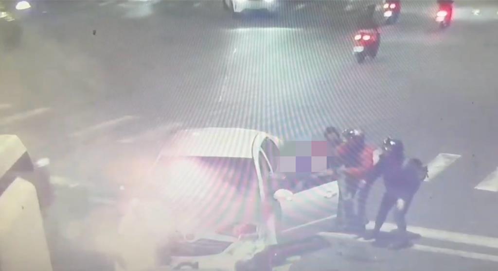 高雄轎車連環撞後火燒車　民眾英勇救人畫面曝