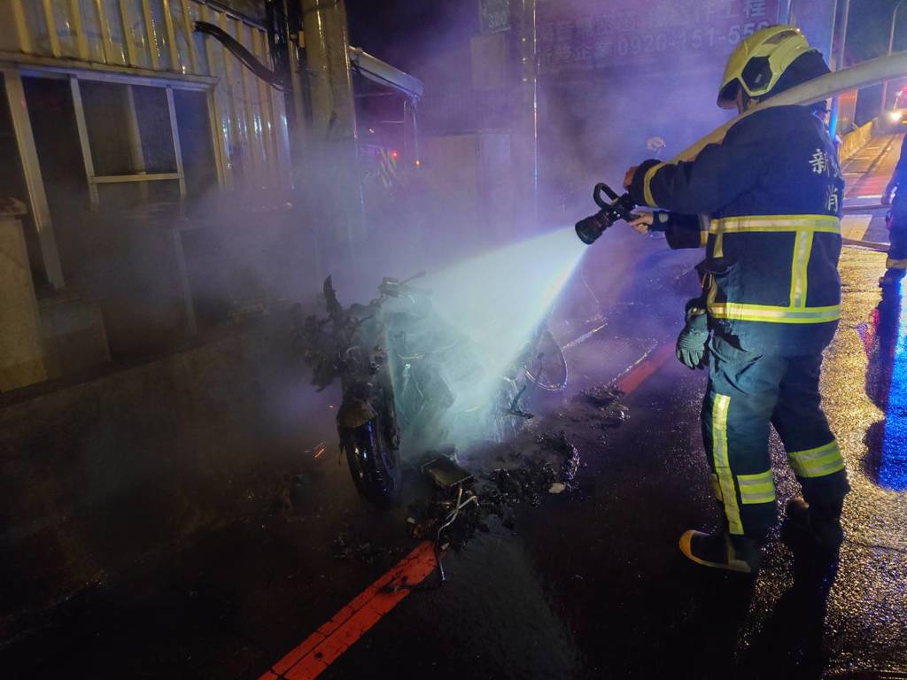 紅牌重機行駛中突自燃起火 騎士急停驚慌報警