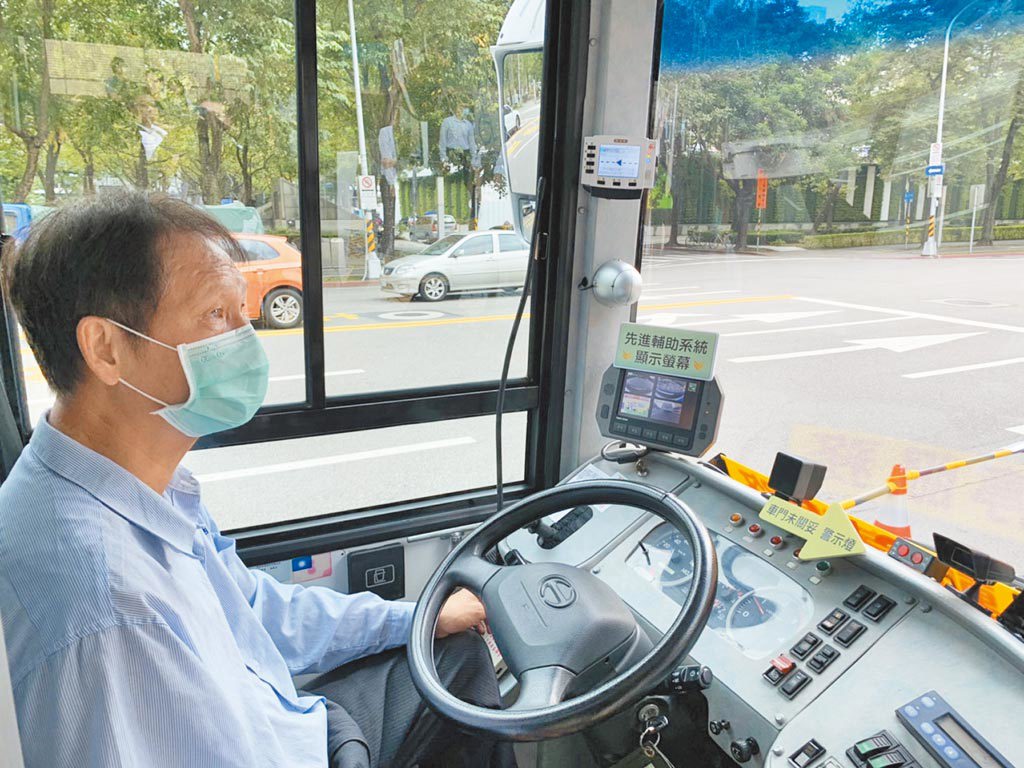 公車司機每月輕鬆賺8、9萬?內行曝恐怖內幕:用命去換