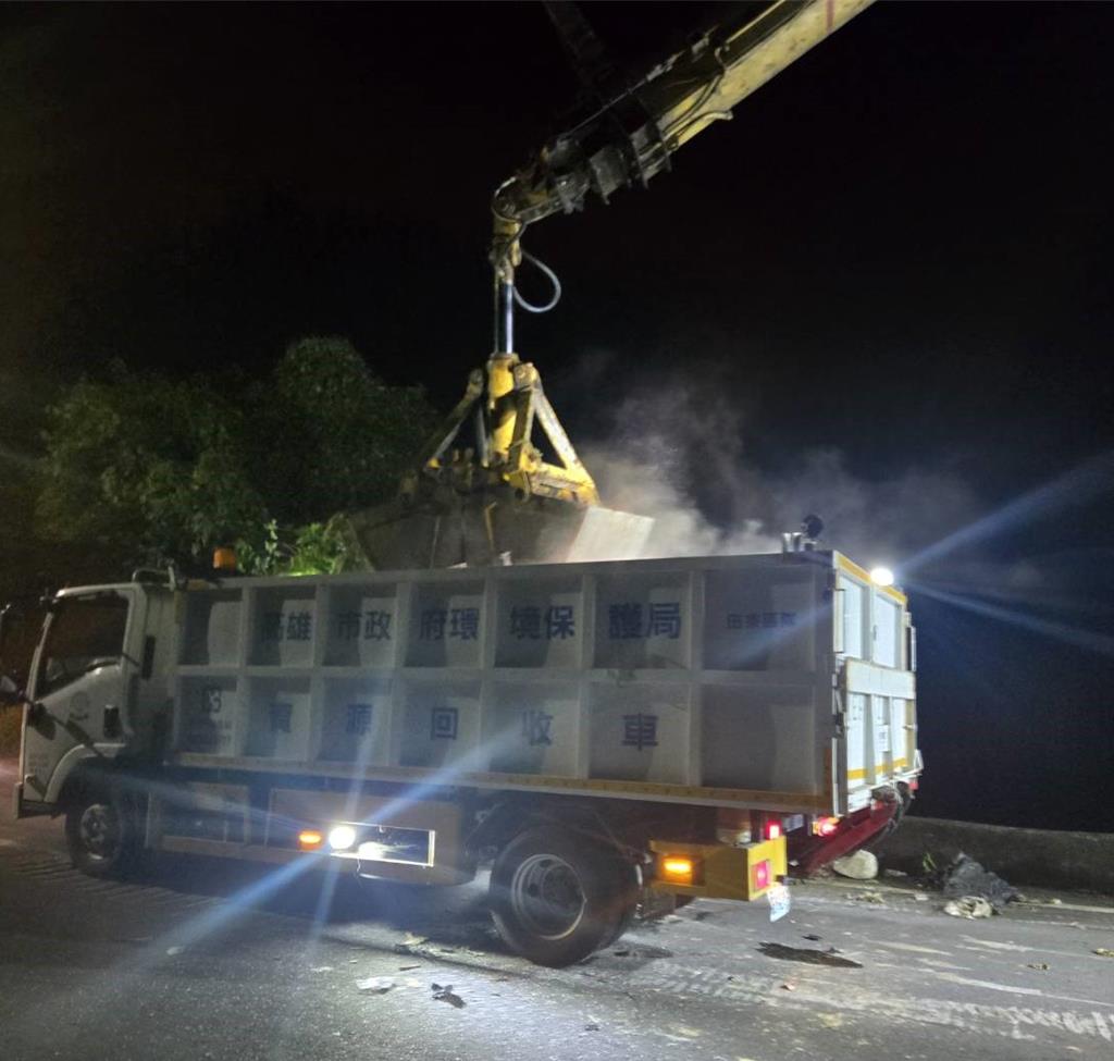 高雄田寮出現大型垃圾山 疑為台南來源 環保局漏夜清理中