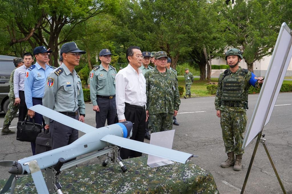 首度視導ALTIUS-600M無人機射擊訓練   顧立雄： 提升不對稱戰力