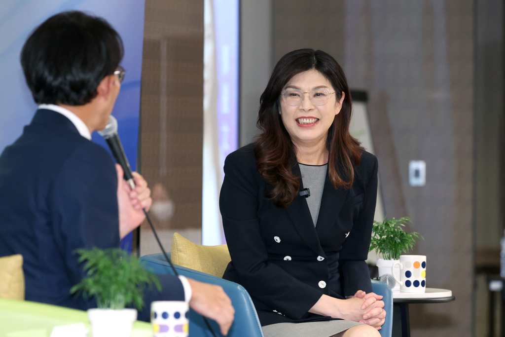 民進黨怕了?分析綠營回應 「鄭黃會」 港媒斷言下一步