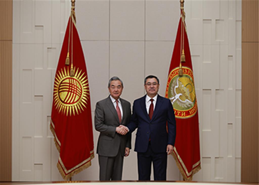 構建緊密命運共同體  吉爾吉斯總統會見王毅促推陸吉烏鐵路