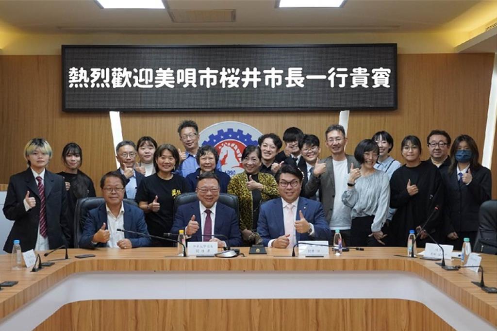 日本美唄市長率團再訪中華大學 肯定教育深化交流