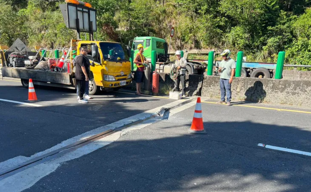 台62成爆胎熱區?「碎石陣」再現專家也中招 網:高速壓過像砲彈