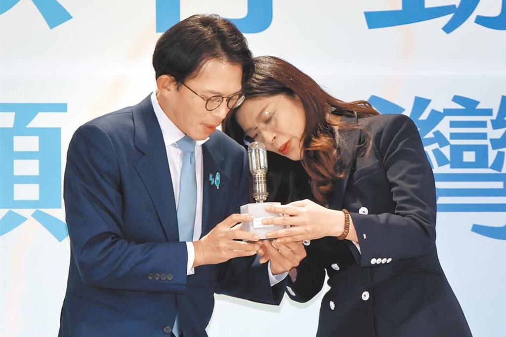 鍾佳濱酸藍白互贈禮物 :盤子是盼仔、電燈泡代表無關痛癢第三人