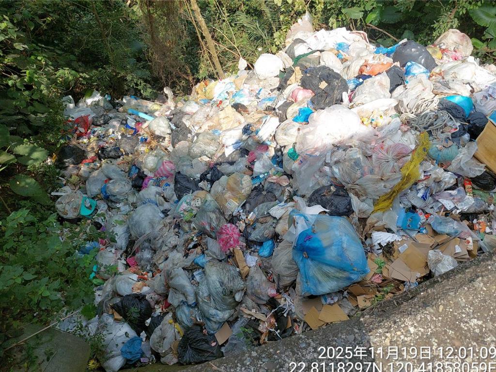 高雄見新垃圾山 田寮慘受害 亂倒業者又是台南來的