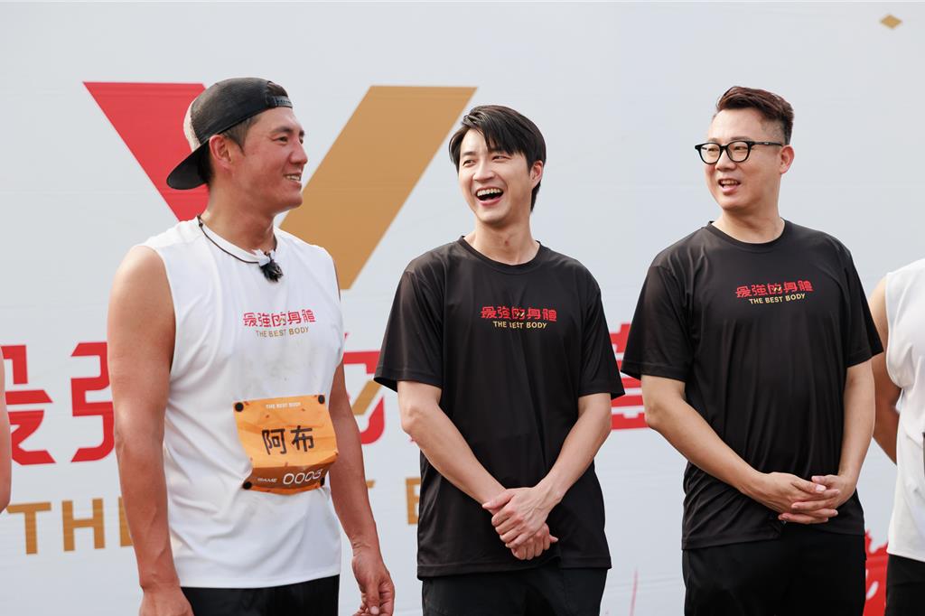 江宏傑（中）看到眾人拼搏的模樣深受感動，左為阿布、右為蔣澎龍。（好看娛樂提供）