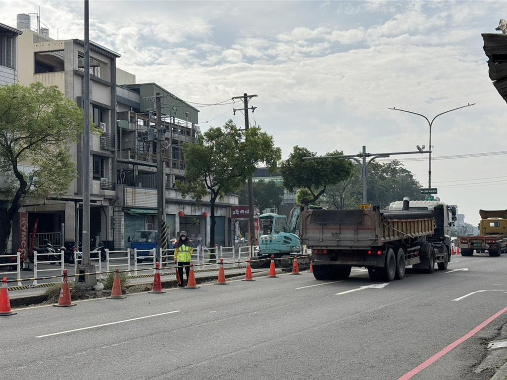 高鳳路分隔島縮減增設左轉道 工程引民眾上下班塞車憂慮