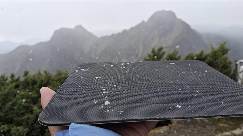 影》玉山下雪了！排雲山莊飄雪10分鐘 山友嗨喊：好幸運