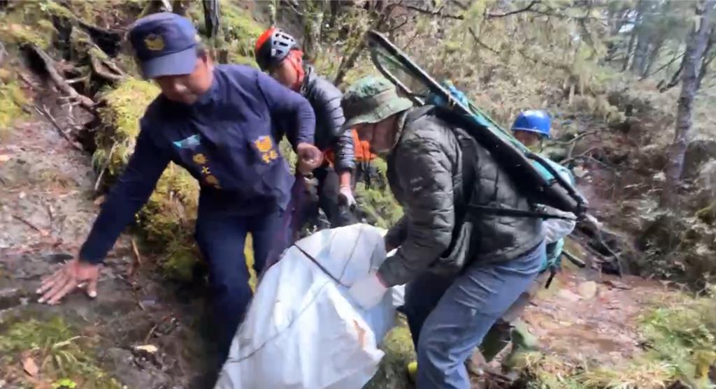 保七刑大大隊長攀八大秀猝逝 大體今直升機吊掛下山