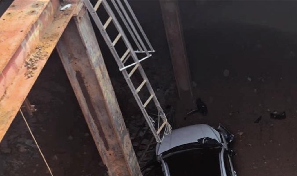 桃園離奇車禍!女子駕車衝入10米深捷運工地 奇蹟未受傷