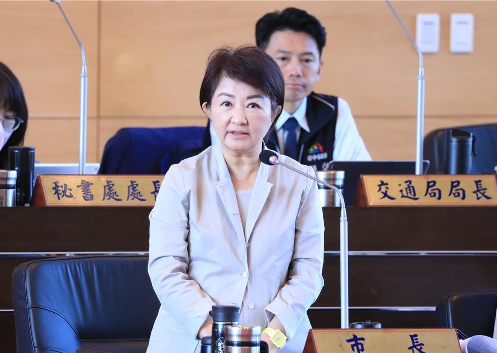 赴國中演講逕自開直播   盧秀燕斥可惡又白目 2網紅遭封殺