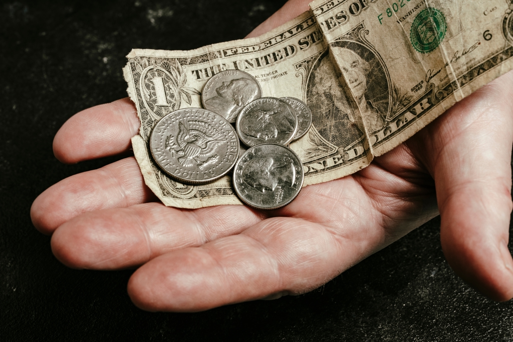 美國殘酷現實!93歲嬤一身病痛不敢退休 天天滑手機找工作