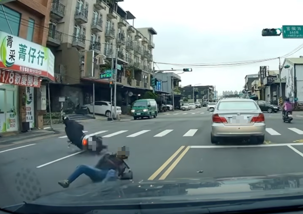 三寶大對決！長髮男闖紅燈遭逆向騎士擊落 網酸：夢幻聯動