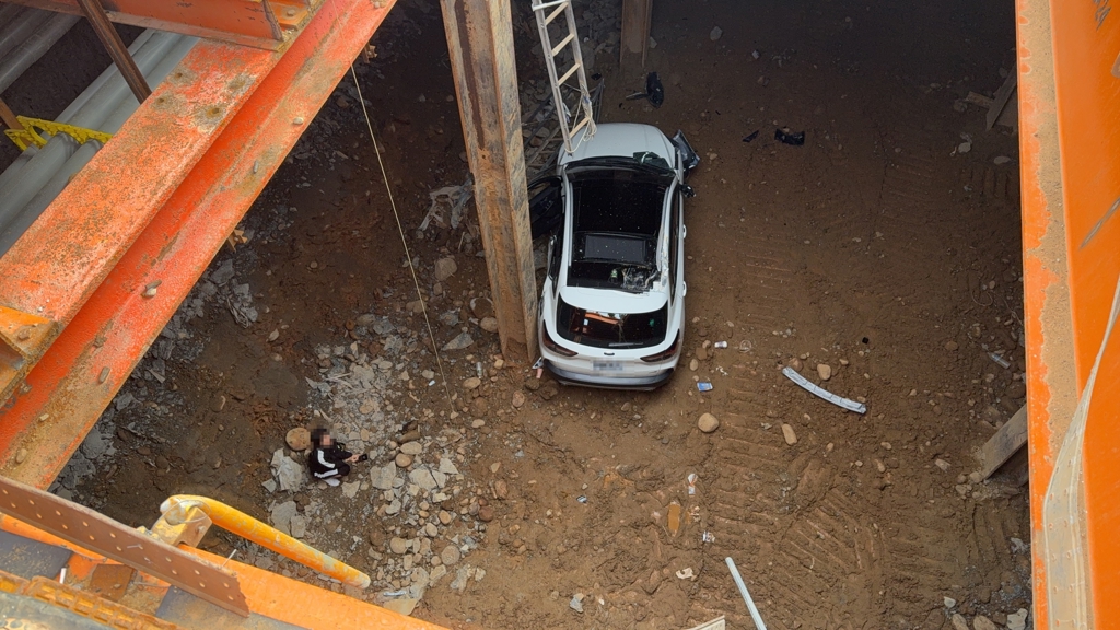 桃園女駕駛突墜捷運工地8米深坑！驚險爬梯脫困影片曝