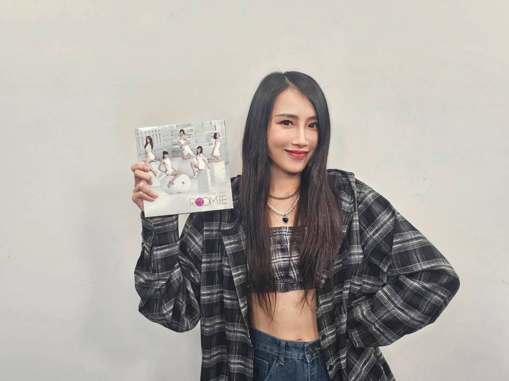 獨家》專輯誤植成強X犯糗翻！安柏兒自嘲：官方認證了