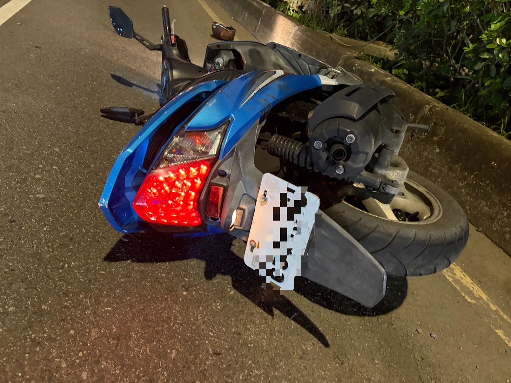 新北市浮洲橋板橋端下橋處，傍晚發生一起車禍事故，男騎士當場失去生命跡象，由救護車緊急送醫搶救。（翻攝畫面）