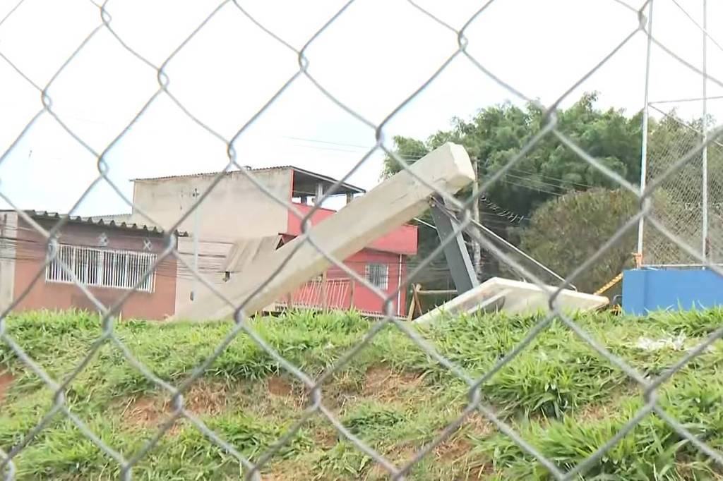 17歲少年灌籃奪命！ 籃球架「倒塌砸頭」當場慘死