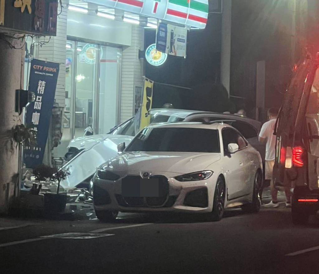 4輛雙B深夜「彰化街頭尬車」！失控撞入超商 1路人遭撞飛昏迷