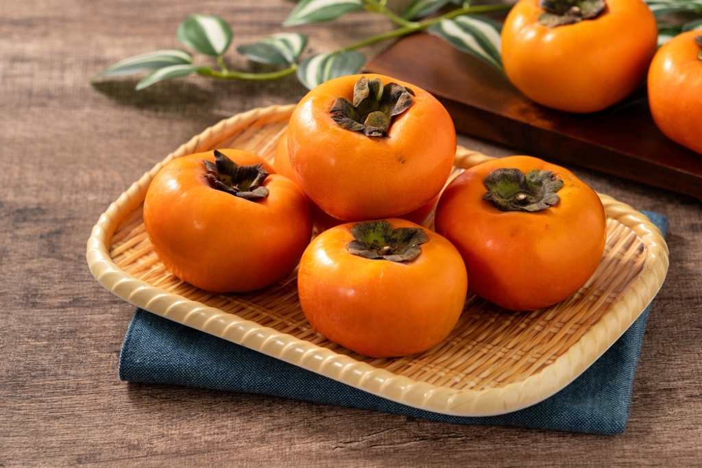 柿子切開「長滿黑點」他整箱丟了 全場愣：是高檔貨