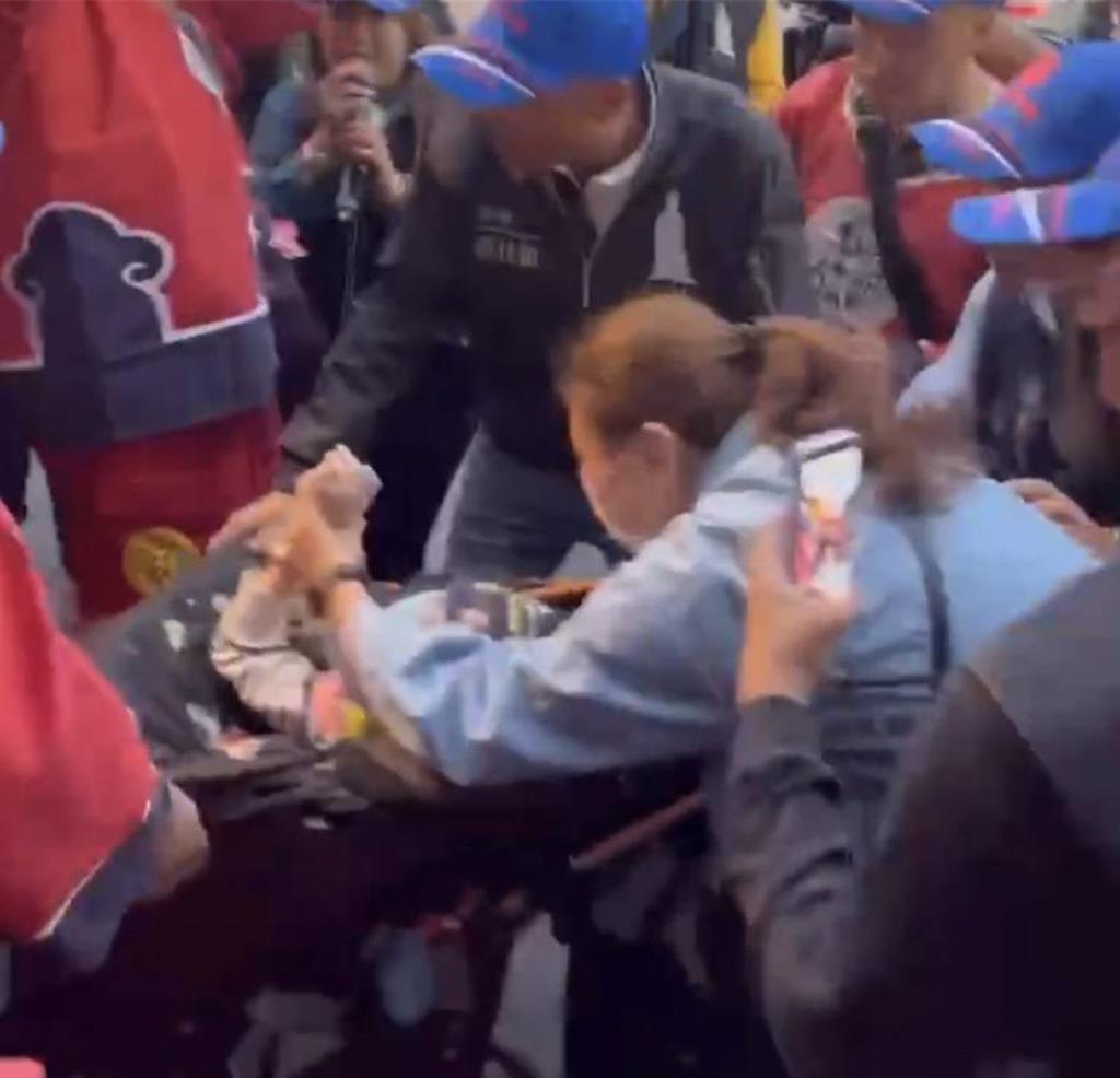 獨家》唯一破例!北港媽進府城 允腦麻兒鑽轎母親哭爆