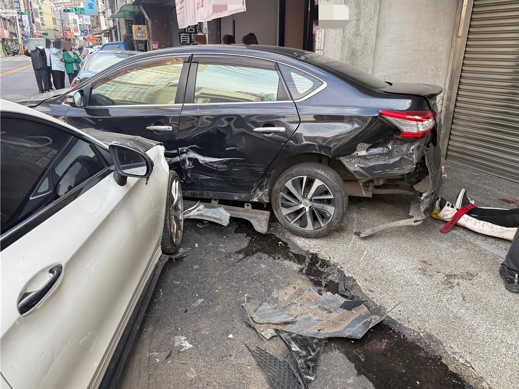 桃園驚悚車禍！20歲男開車猛撞路邊9車 老婦遭輾壓送醫