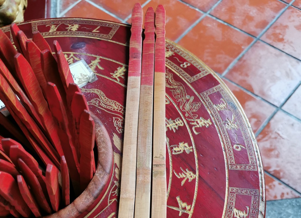 呂文婉拜廟被塞籤紙 疑遭「下符咒」 命理師授3招化解