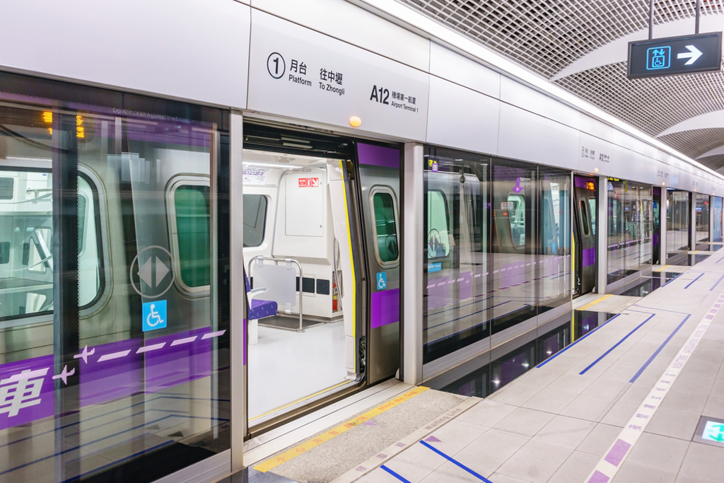 搭機捷整袋東西丟在車上 她見這幕哭了：感謝台灣治安