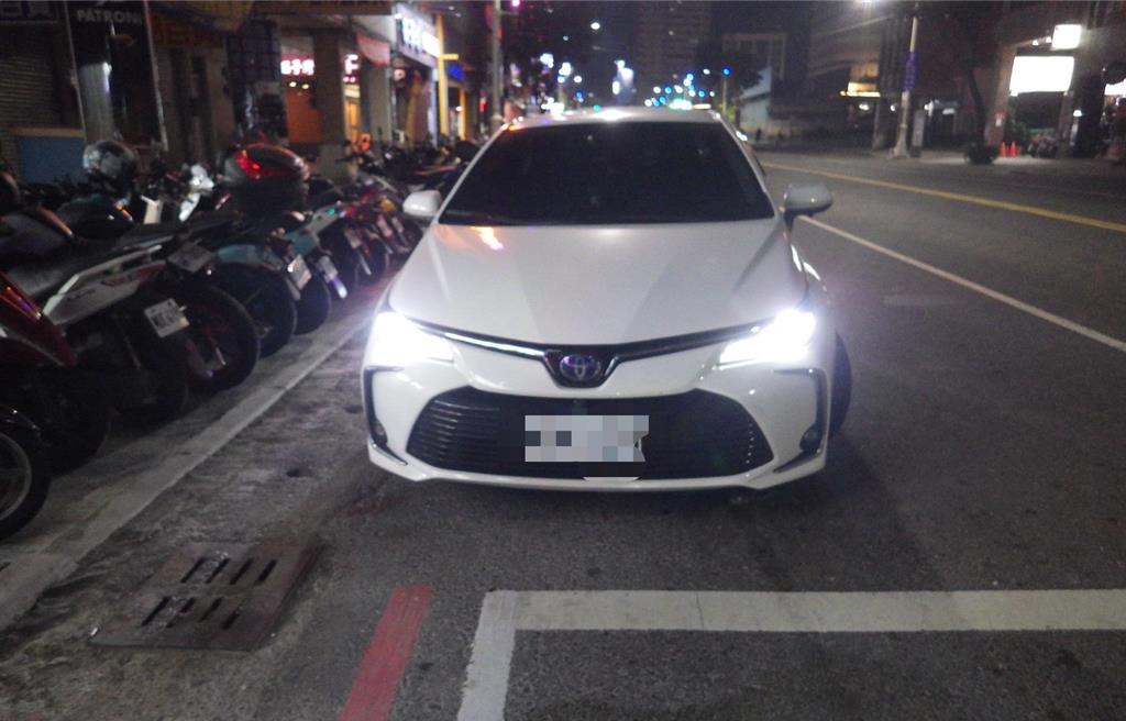 A柱視線死角釀禍？男開車撞倒女行人 害頭手擦挫傷送醫