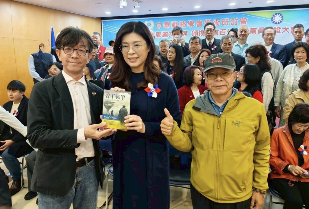《普丁戰爭》中譯本贈主席  鄭麗文：和平為志業、對話取代對抗  開創兩岸新局