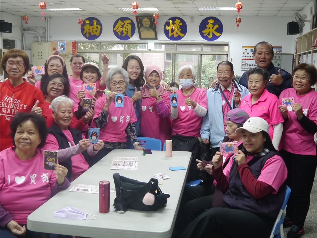 銀髮族巧手回春！五股關懷據點DIY卡夾 滿滿成就感樂開懷