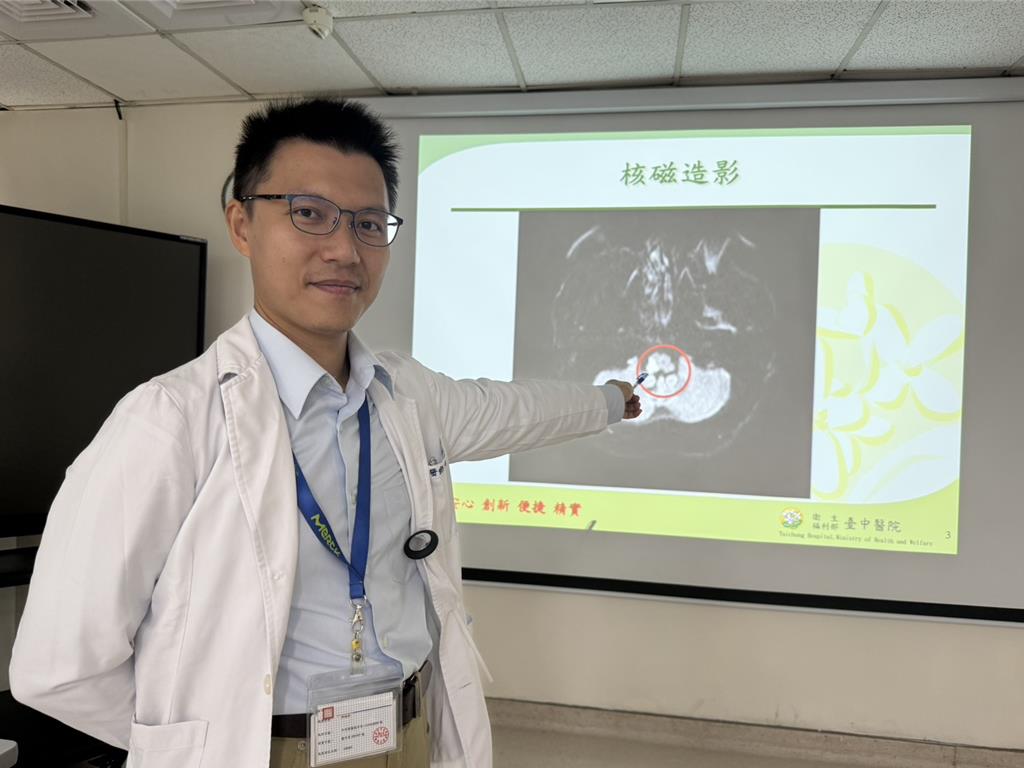 不是累到！走路不穩、距離感異常 醫示警：「隱形中風」來了