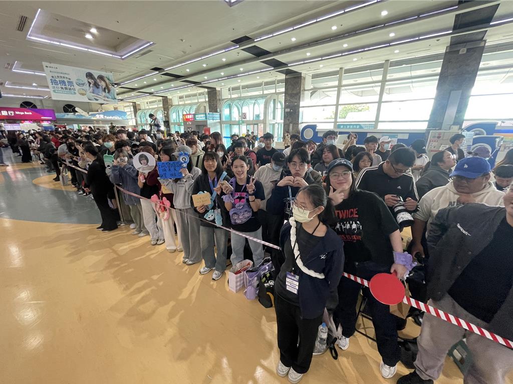TWICE高雄開唱 大批熱情粉絲熬夜接機