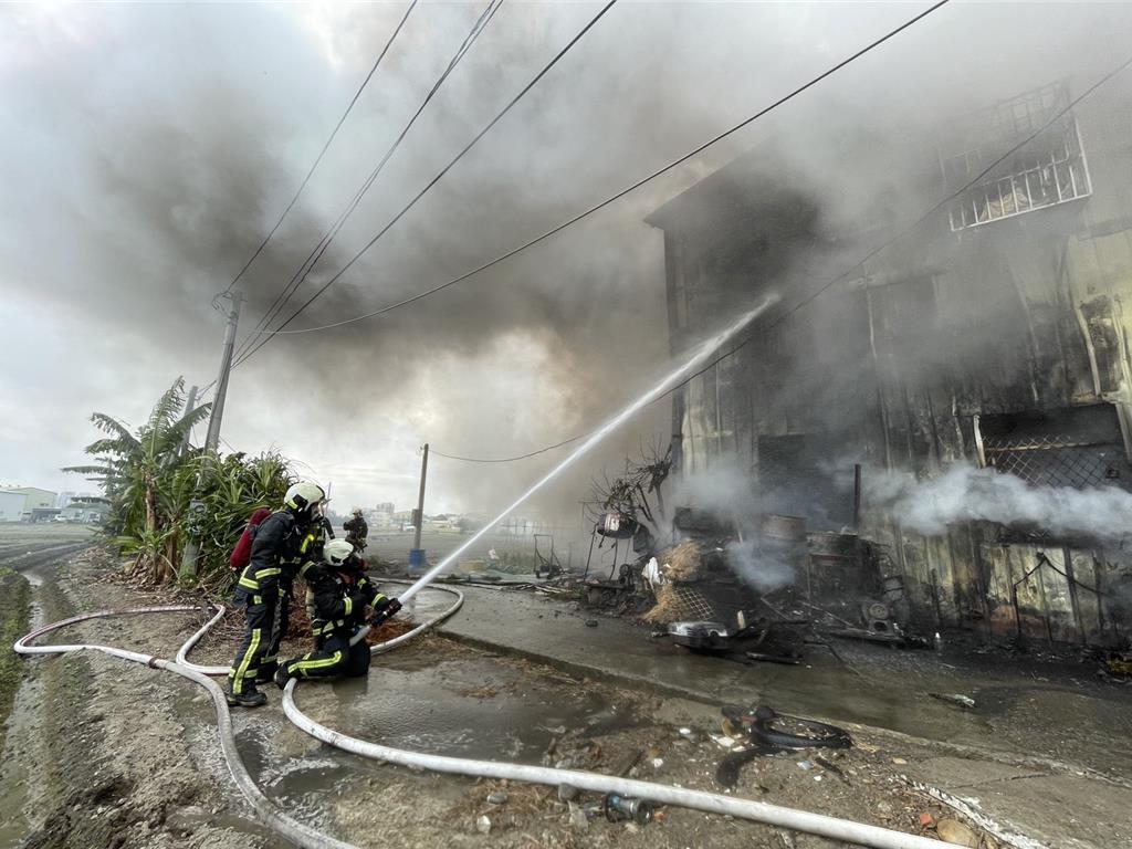 潭子鐵皮工廠突竄惡火  鄰近汽機車遭潑及