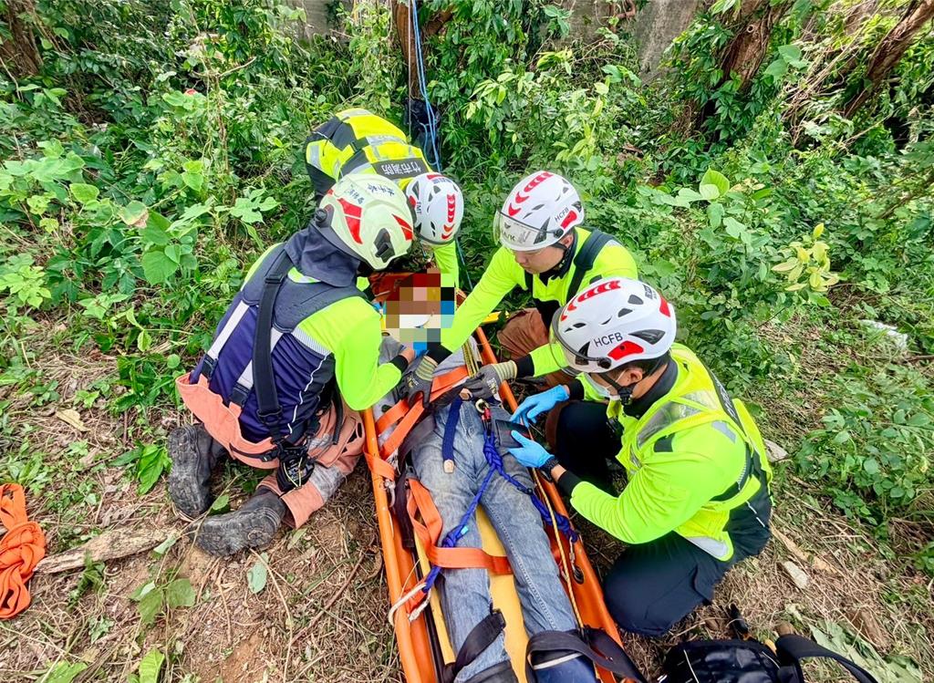 新竹香山55歲男作業滑落10公尺深山坡 消防吊掛救援