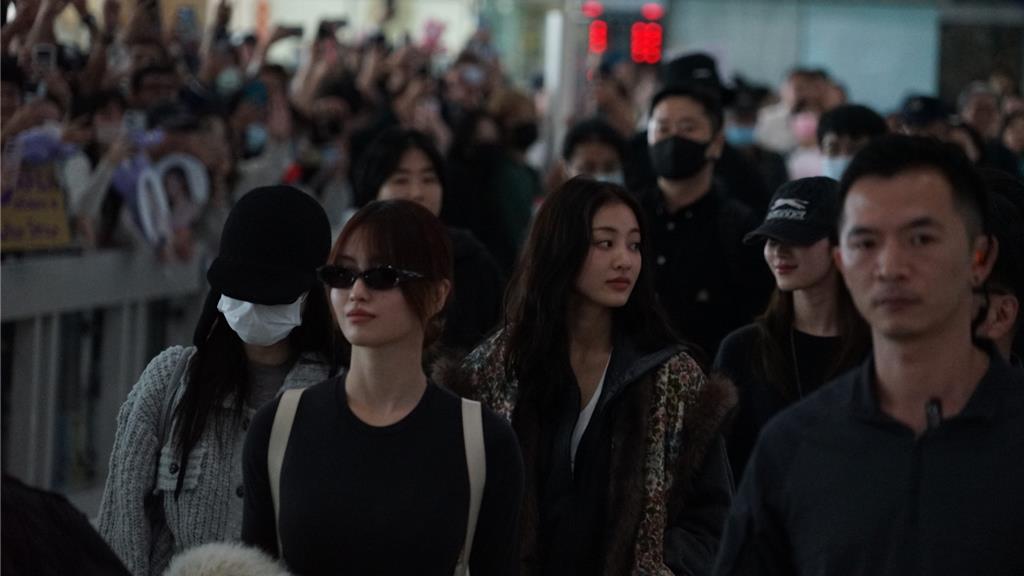 TWICE高雄開唱！快閃接機大廳 下機溫差大「熱到脫外套」