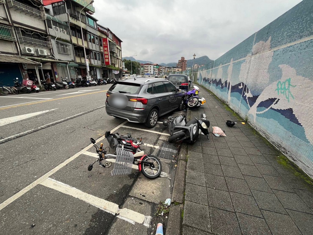 誇張！女駕駛「恍神」暴衝　路邊停車格7車無辜遭撞