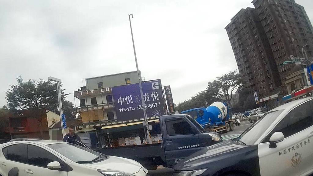 新北男徹夜狂歡後昏睡路中 警敲窗赫見「喪屍菸彈」握手中