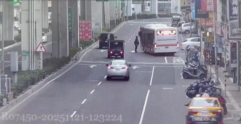 騎士不滿公車超車 攔車爆推擠遭告妨害自由
