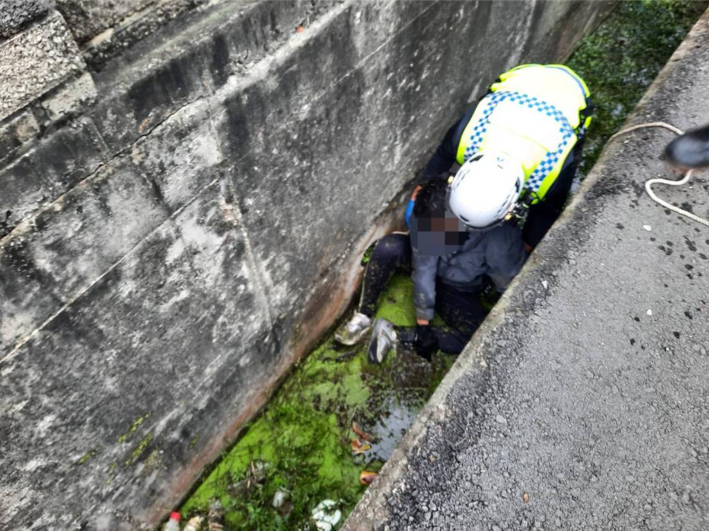苗栗苑裡機車碰撞 16歲無照少年摔排水溝昏迷送醫