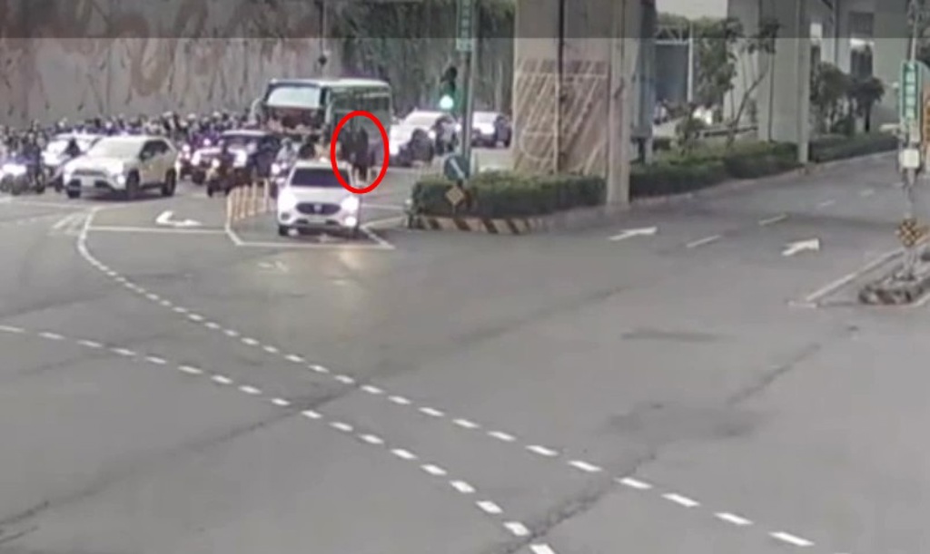 一名趙姓機車騎士與陳姓遊覽車司機，因行車動線問題險些發生碰撞，雙方在停等紅燈時爆發口角，未料陳姓司機疑因不滿趙男一句「切入車道不用打方向燈嗎？」，竟當場失控，憤而下車徒手痛毆趙男。（圖／簡銘柱翻攝）